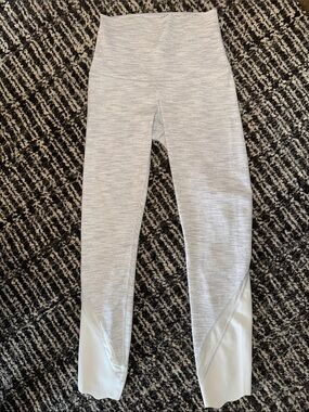 Wonder Under Scalloped Cropped Leggings 23” High Rise